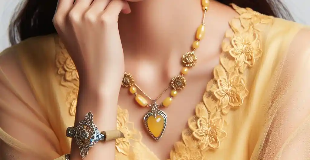 What Color Jewelry Goes With Yellow? 